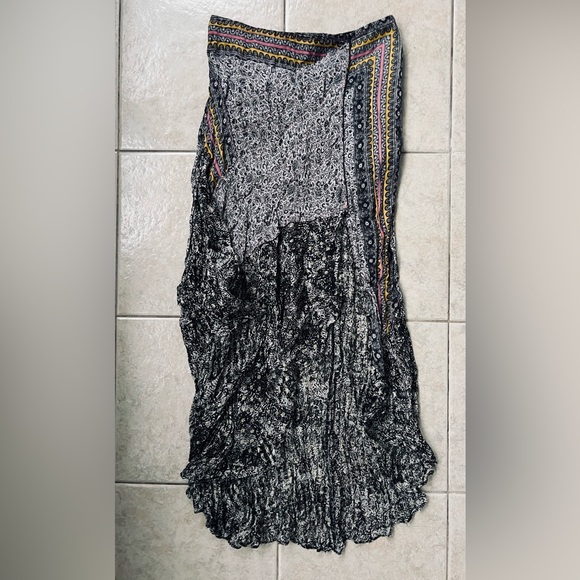 Free People Dresses & Skirts - Free People gray patterned boho maxi skirt with asymmetric hem, size 6, EUC
